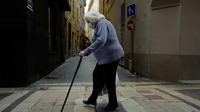 Une personne âgée traverse une rue de Nice, avec un masque de protection, le 22 avril 2020 [VALERY HACHE / AFP/Archives]