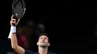 Le Serbe Novak Djokovic exulte après sa victoire face au Français Corentin Moutet au 2e tour du Masters 1000 de Paris, le 30 octobre 2019  [Christophe ARCHAMBAULT / AFP]