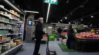 Un homme fait ses courses dans un supermarché à Nantes en mai 2020 [Loic VENANCE / AFP/Archives]