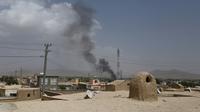 De la fumée au-dessus de la ville de Ghazni attaquée par les talibans, le 10 août 2018 en Afghanistan [ZAKERIA HASHIMI / AFP]