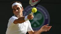 Le Suisse Roger Federer face au Sud-Africain Kevin Anderson en quarts de finale de Wimbledon, le 11 juillet 2018 [Oli SCARFF                           / AFP]