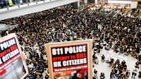 Plus de 5.000 manifestants se sont rassemblés à l'aéroport international de Hong Kong lundi.