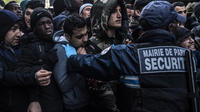 Près de 600 policiers accompagnaient jeudi depuis 6h des exilés qui vivaient sous des tentes de fortune près du périphérique parisien. (photo d'illustration) 