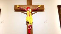 La sculpture «McJesus» représente Ronald McDonald sur une croix.