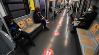 Comme à Milan, des stickers pourraient signaler les sièges interdits et les distances à respecter. 