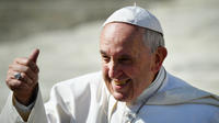 «Argentin, le pape François pense en espagnol, parle en italien et improvise son propre vocabulaire», explique la journaliste Caroline Pigozzi. 