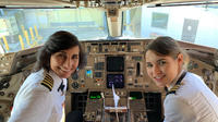 Mère pilote et fille copilote sont dans un cockpit. 