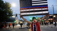 Un manifestant brandit une pancarte lors d'une manifestation à Denver, Colorado, le 31 mai 2020, suite au décès de George Floyd. 