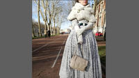 La robe longue de cette couturière était inspirée des XVIIIe et XIXe siècles. 