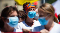 Un agent de santé portant un masque proteste le 30 juin 2020, lors d'une manifestation à Marseille, dans le cadre d'une journée nationale de manifestations pour exiger de meilleures conditions de travail. 