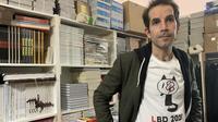L’auteur de BD Jul a déjeuné avec le Président Macron au Festival d’Angoulême en arborant un t-shirt dénonçant les violences policières