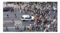 Un commissaire s'est dit «troublé» par la vidéo d'une voiture de police fonçant dans la foule. 