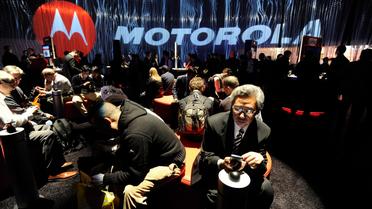 Motorola Mobility France attend des détails de sa direction américaine pour savoir si ses deux sites qui salarient environ 300 personnes dans l'Hexagone sont concernés par le plan de suppression de 4.000 emplois dans le monde, a indiqué une porte-parole mardi.[GETTY IMAGES NORTH AMERICA]