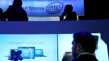 Un homme découvre les nouveaux produits Intel, le 8 janvier 2013 à Las Vegas [Justin Sullivan / Getty Images/AFP/Archives]