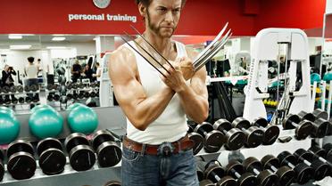 Hugh Jackman pose avec les griffes de Wolverine.