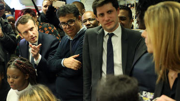 Visite surprise d'Emmanuel Macron (à gauche) et de Julien Denormandie (à droite) dans une association à Évry-Courcouronnes lors du Grand débat