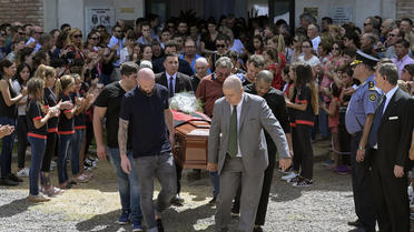 Nicolas Pallois, joueur de Nantes, le frère, le père et des amis d'Emiliano Sala portaient le cercueil.
