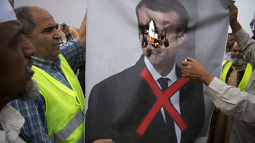 Le portrait d'Emmanuel Macron a été brulé par des manifestants en Lybie en avril 2019.