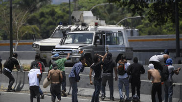 Selon des images diffusées sur des chaînes locales et étrangères, un véhicule blindé a foncé sur un groupe de militants de l'opposition qui manifestaient à Caracas