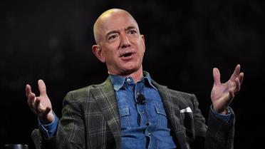 Même si Jeff Bezos dépensait les 10 milliards de dollars prévus immédiatement, il resterait l'homme le plus riche du monde selon l'index de Bloomberg.