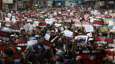 Des dizaines de milliers de manifestants, tout de noir vêtus, ont participé ce dimanche 16 juin à un nouvelle manifestation à Hong Kong. 