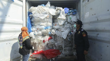 L'Indonésie renvoie désormais des conteneurs de déchets vers certains pays.