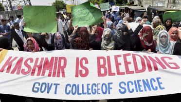 Des étudiants pakistanais protestent le 5 août à Lahore contre l'annonce de l'Inde de révoquer l'autonomie constitutionnelle du Cachemire indien, en proie à un conflit territorial avec le Pakistan depuis 70 ans. «Le Cachemire saigne», peut-on notamment lire sur leurs banderoles. 