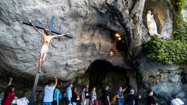 Les bénitiers de Lourdes ont été vidés et le «geste de paix», la poignée de mains échangée entre fidèles, banni des célébrations.
