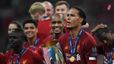 Virgil van Dijk, vainqueur de la Ligue des champions avec Liverpool, a été nommé joueur UEFA de la saison écoulée devant Lionel Messi et Cristiano Ronaldo.
