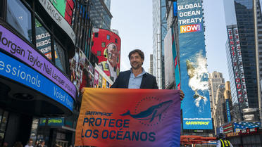 Dans le cadre d'une campagne de communication de Greenpeace, Javier Bardem a soutenu, lundi à Times Square, la création d'un traité de protection des océans. 