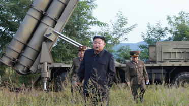 Alors que la communauté internationale est tournée vers la crise du coronavirus, Kim Jong-un continue de montrer son arsenal militaire.