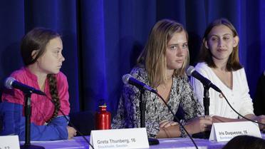Iris Duquesne était assise aux côtés de Greta Thunberg, lundi, à New York, en marge du sommet de l'ONU sur le climat, lors de l'annonce du lancement par seize jeunes d'une action en justice contre cinq Etats pour inaction climatique.