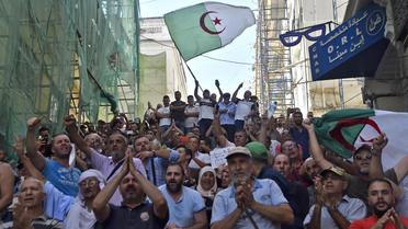 Les manifestants, dans la rue depuis 41 semaines, rejettent la présidentielle du 12 décembre et demandent le démantèlement total du «système» au pouvoir depuis l'indépendance de l'Algérie en 1962. 