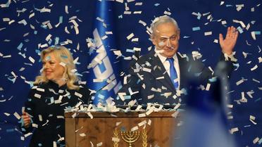 Benjamin Netanyahou (ici aux côtés de son épouse Sara) est arrivé en tête des législatives, avec 29,3 % des voix, contre 26,3 % pour son rival centriste Benny Gantz.