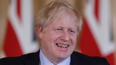 Le 3 mars, soit un peu plus de trois semaines avant d'être testé positif au coronavirus, Boris Johnson se vantait de continuer à «serrer des mains».
