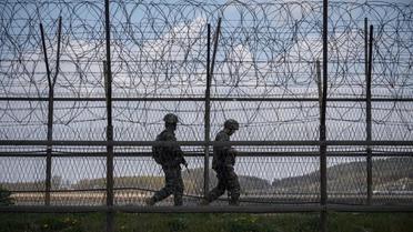 La frontière entre les deux Corée, appelée la zone démilitarisée (DMZ), est truffée de clôtures barbelées, de champs de mines et de postes de garde. 
