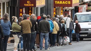 Les Français ont fait la queue devant les bureaux de tabac espagnols au Perthus, à la frontière avec l'Espagne
