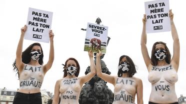 Devant le monument «Le Triomphe de la République», quatre militantes portant des masques en imprimé vache, les mots «lait = cruauté» peints sur leur corps.