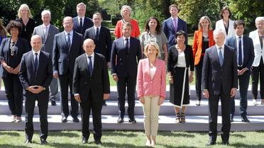 Sur la photo, les 30 ministres et les 12 secrétaires d'Etat, ainsi qu'Emmanuel Macron. 