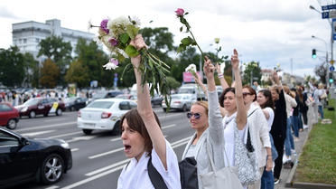 Habillées en blanc et formant des chaînes humaines, des femmes ont manifesté contre le pouvoir d'Alexandre Loukachenko. 