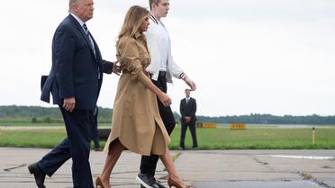 Ambiance tendue au sein du couple Trump à la sortie de l'avion présidentiel.