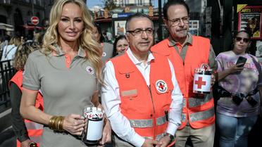 Adriana Karembeu et Marc Lévy en compagnie du président de La Croix-Rouge, Philippe Da Costa.