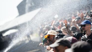 Les organisateurs des festivals utilisent des canons à eau pour rafraîchir les spectateurs