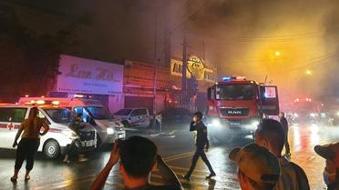 Le feu a brûlé le 2e et le 3e étage de l’établissement «An Phu» qui comporte trente salles de karaoké 