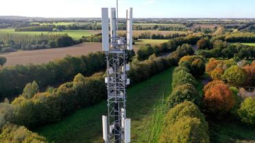 Cette photo aérienne prise le 20 octobre 2022 montre un relais d'antenne de téléphonie mobile dans la campagne de Saint-Brieuc-des-Iffs, dans l'ouest de la France.