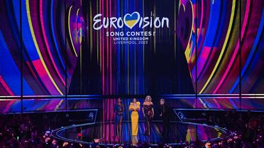 L'ouverture de la finale de l'Eurovision est jaune et bleu cette année, aux couleurs de l'Ukraine. Le pays avait remporté la dernière édition et, comme le veut la tradition, aurait dû accueillir la compétition cette année.