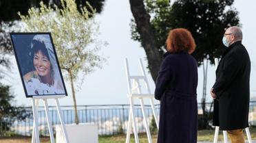 Des proches rendent un hommage lors d'une cérémonie, le 7 novembre 2020, à Nice, devant le portrait de Nadine Devillers, l'une des trois victimes de l'attentat perpétré à la basilique Notre-Dame de Nice le 29 octobre 2020. 
