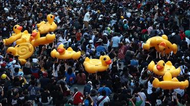 D'une simple blague à un véritable symbole, les canards gonflables fleurissent dans les manifestations pro-démocratie en Thaïlande. 