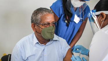 Le président des Seychelles Wavel Ramkalawan recevant sa première dose de vaccin le 10 janvier dernier.