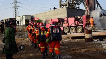 22 mineurs sont pris au piège dans mine d'or de Chine après une explosion